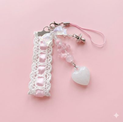 Móc khóa điện thoại handmade Tiny dây ren charm trái tim dễ
